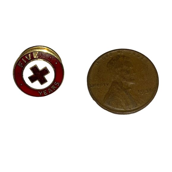 Vintage Five Years Red Cross Service Pin Red & Gold Metal With Clasp - Picture 2 of 4